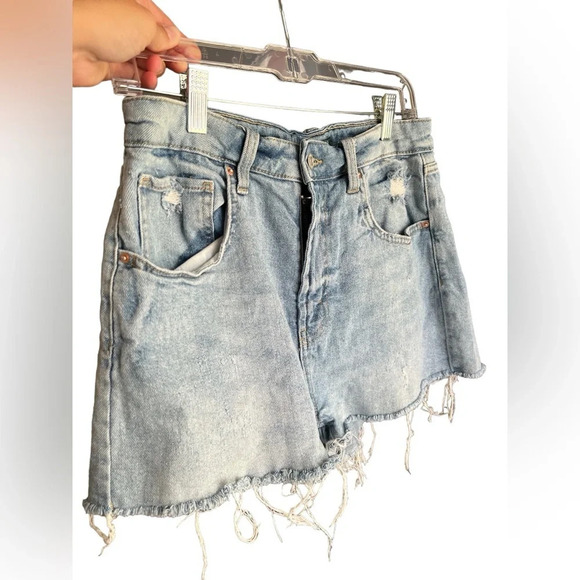light wash high rise mom Jean shorts - Picture 2 of 4